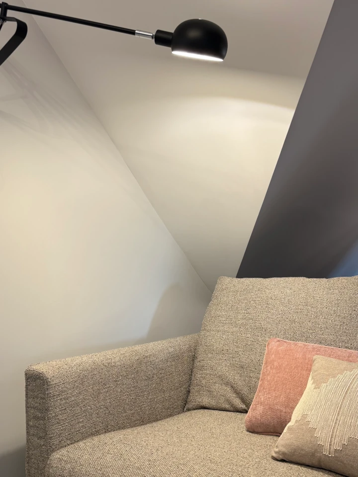 bezowa sofa i industrialny kinkiet